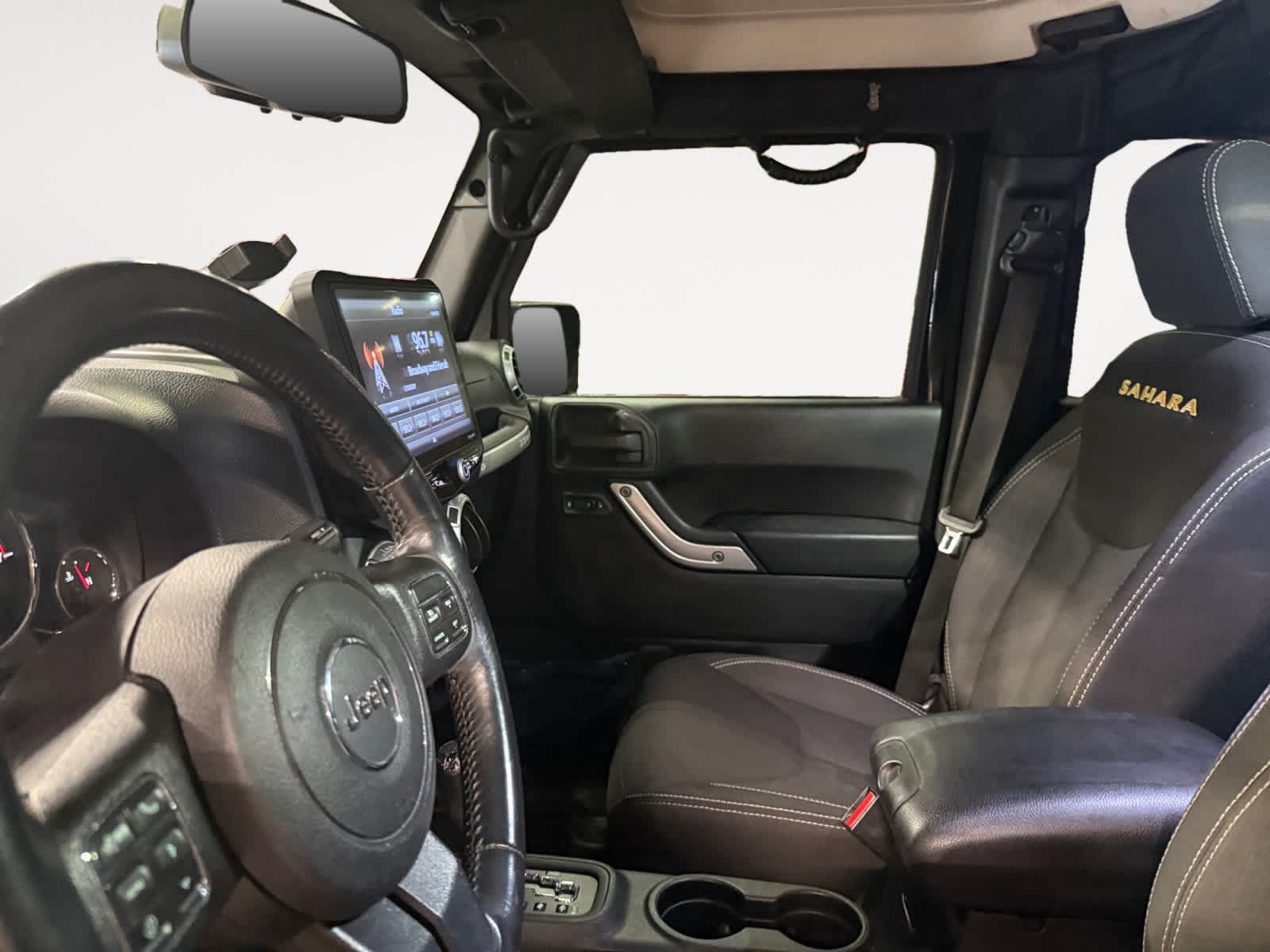 Used 2015 Jeep Wrangler Unlimited Sahara w/ Connectivity Group AWD/4WD image 10