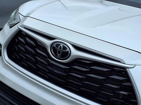 Used 2023 Toyota Highlander XLE AWD/4WD image 32