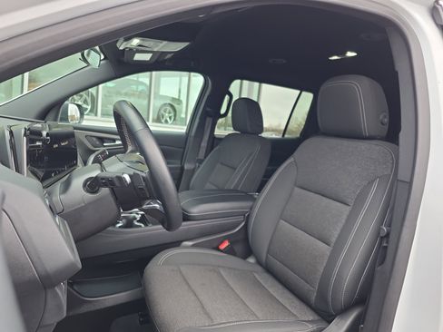 Used 2025 Chevrolet Traverse LT image 16