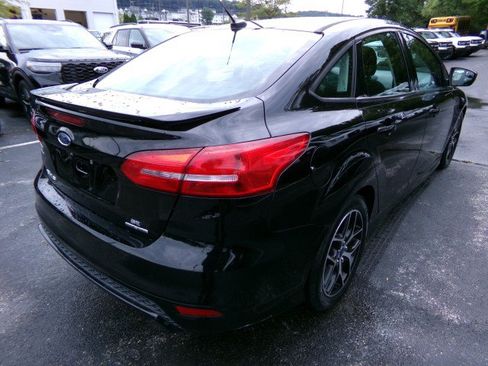 Used 2016 Ford Focus SE w/ SE Sport Package FWD image 9