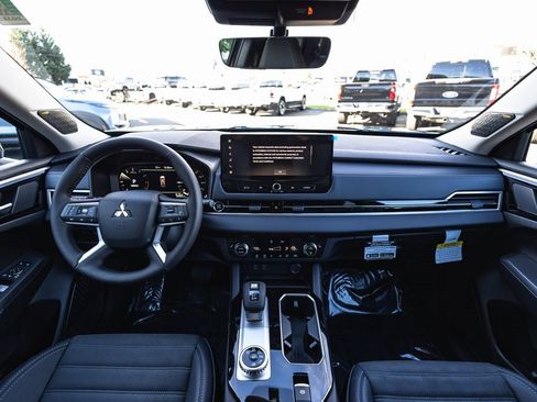 New 2026 Mitsubishi Outlander SE image 24