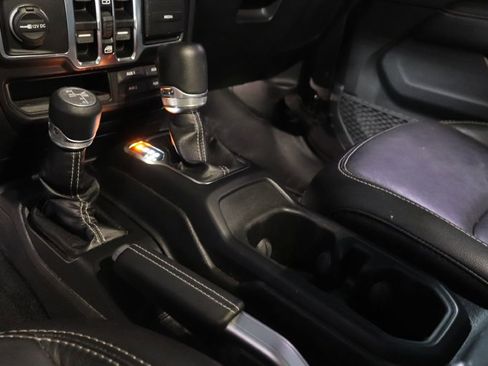 Used 2019 Jeep Wrangler Unlimited Sahara image 18