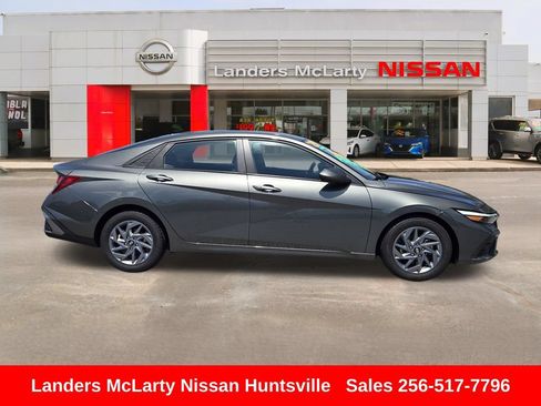 Used 2024 Hyundai Elantra SEL FWD image 2