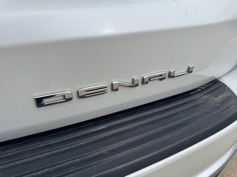 Used 2022 GMC Yukon XL Denali w/ Denali Reserve Package image 11