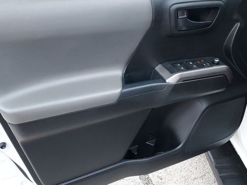 Used 2017 Toyota Tacoma SR5 w/ Tow Package image 11