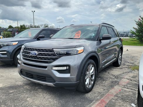 Used 2023 Ford Explorer XLT w/ Equipment Group 202A RWD image 3