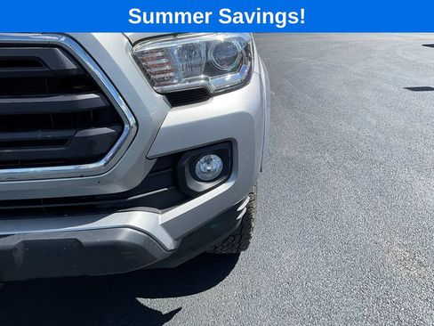 Used 2018 Toyota Tacoma SR5 AWD/4WD image 11