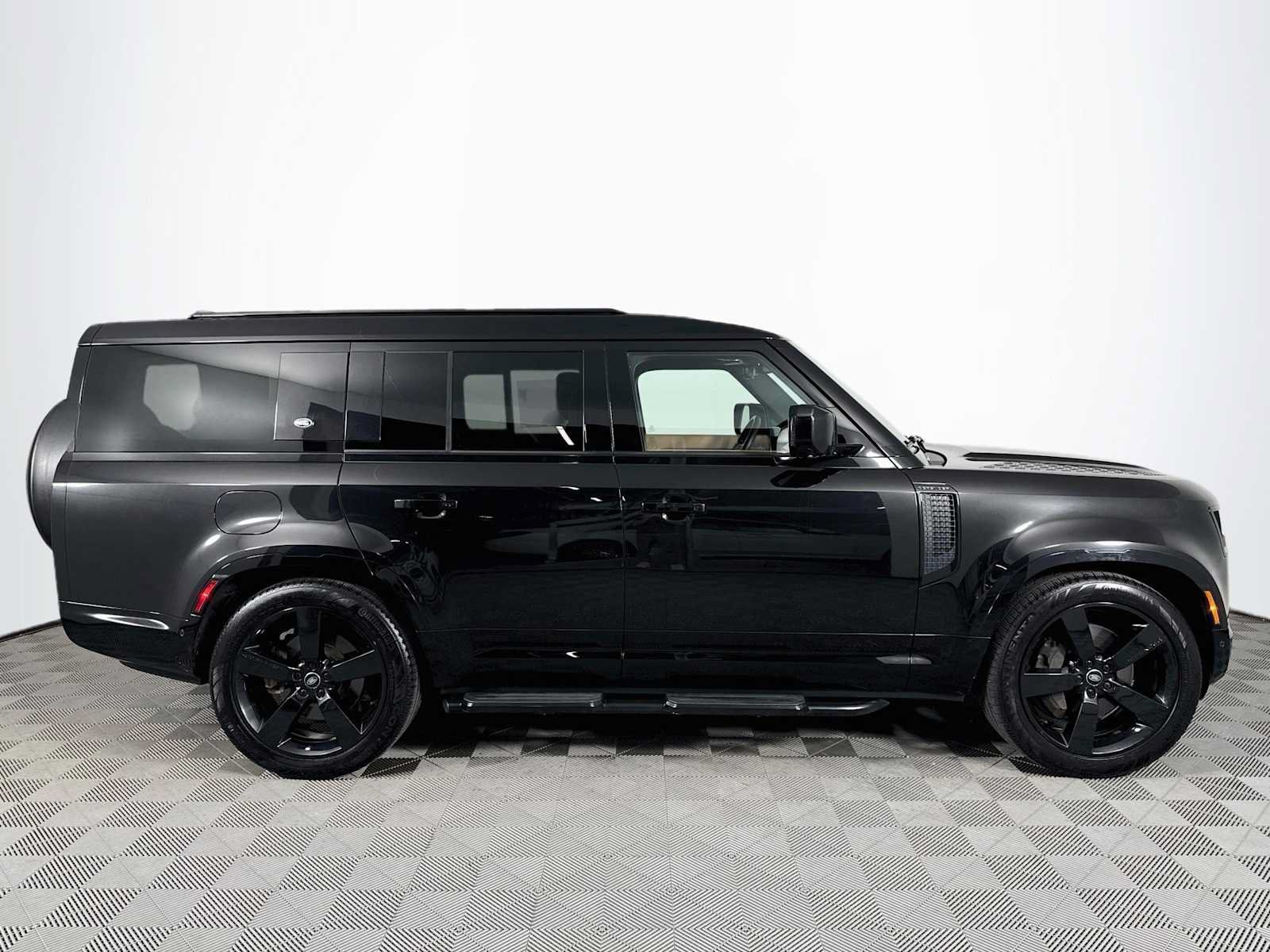 Used 2024 Land Rover Defender 130 X-Dynamic SE AWD/4WD image 4