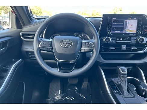 Used 2021 Toyota Highlander XSE FWD image 16