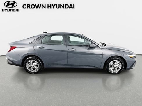 Certified 2025 Hyundai Elantra SE image 4