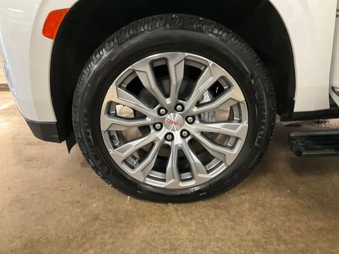 Used 2021 GMC Yukon XL Denali w/ Denali Premium Package image 27