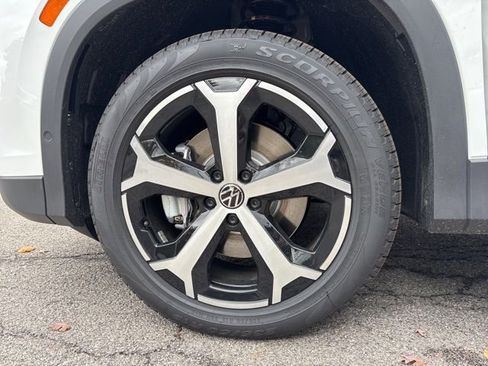 New 2025 Volkswagen Tiguan SE image 17