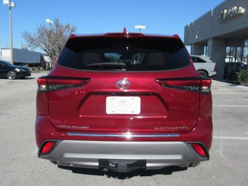 Used 2022 Toyota Highlander Platinum image 5