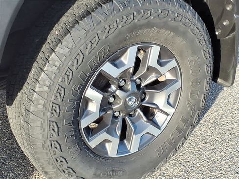 Used 2022 Toyota Tacoma TRD Off-Road image 23