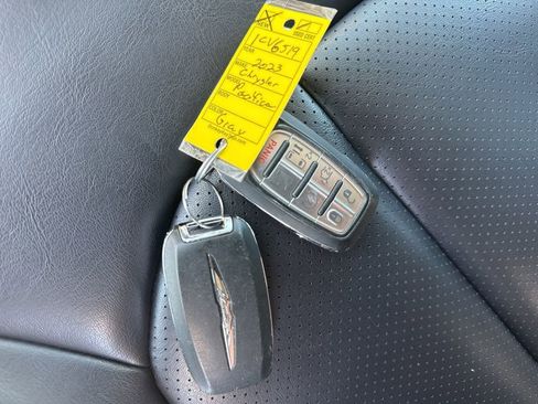 Used 2023 Chrysler Pacifica Touring-L image 35