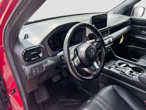 Used 2025 Honda Pilot TrailSport image 9