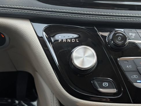 Used 2022 Chrysler Pacifica Limited FWD image 19