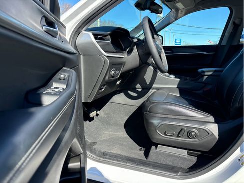 Used 2023 Jeep Grand Cherokee Limited image 7