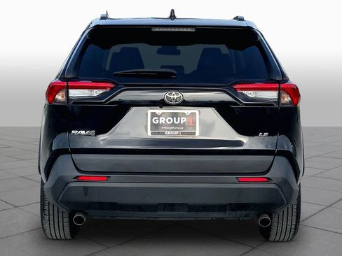 Used 2021 Toyota RAV4 LE FWD image 5