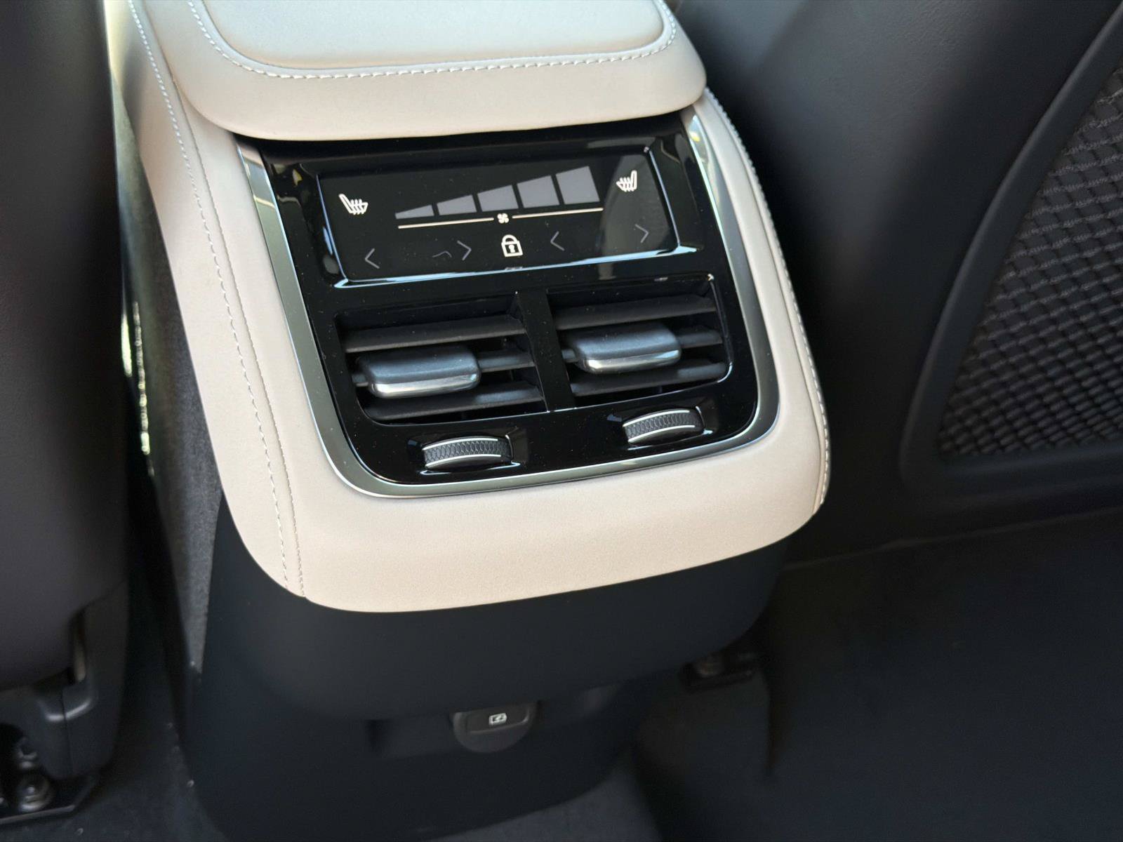 New 2027 Volvo XC90 B6 Plus AWD/4WD image 10