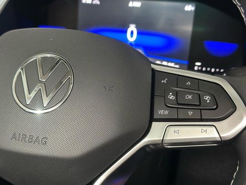 Used 2022 Volkswagen Tiguan SE image 32