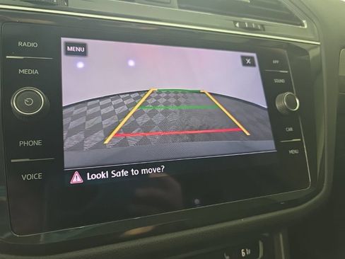 Used 2018 Volkswagen Tiguan SE w/ Panoramic Sunroof Package AWD/4WD image 17