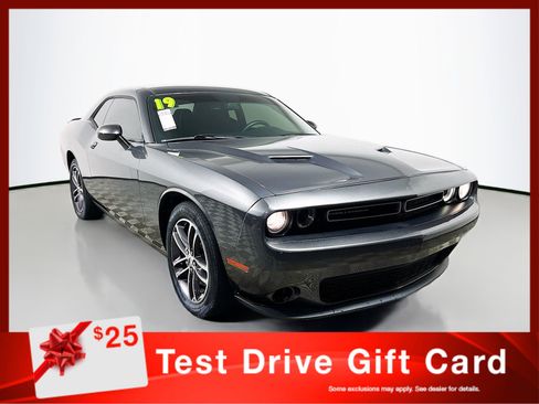 Used 2019 Dodge Challenger SXT image 1