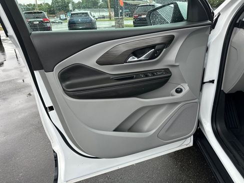 Used 2023 GMC Terrain SLE w/ Driver Convenience Package image 17