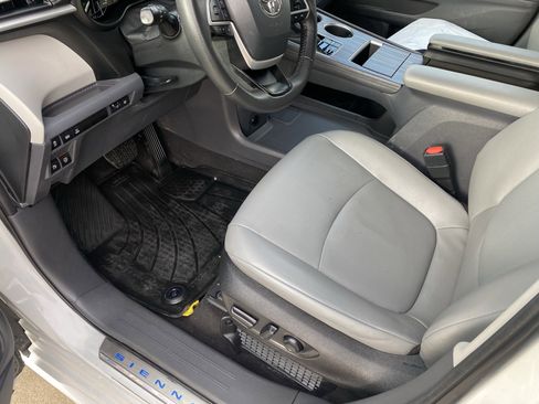 Used 2023 Toyota Sienna XLE image 3
