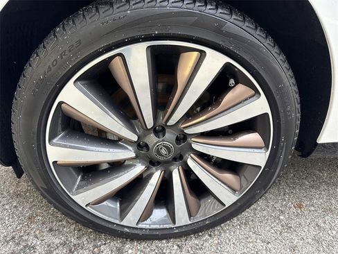 Used 2023 Land Rover Range Rover SV image 12