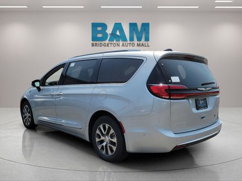 New 2023 Chrysler Pacifica Pinnacle image 3