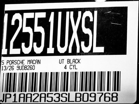 Certified 2025 Porsche Macan image 27