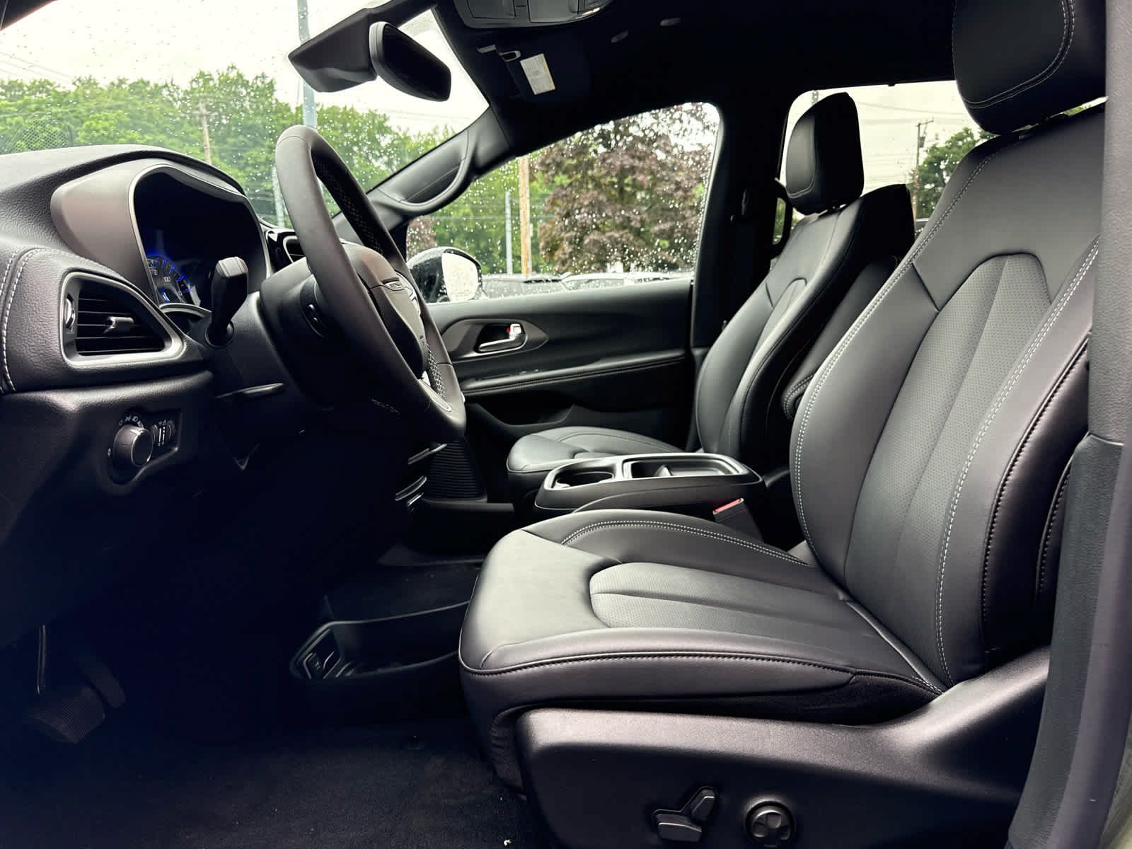 New 2027 Chrysler Pacifica Select AWD/4WD image 13