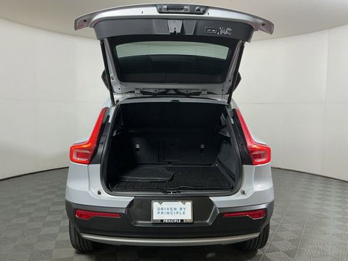 Used 2020 Volvo XC40 T4 Momentum image 27