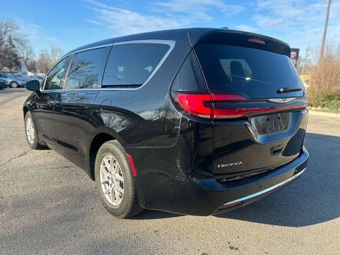 Used 2025 Chrysler Pacifica Select image 7