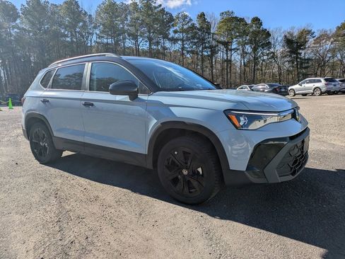 New 2026 Volkswagen Taos SE image 2