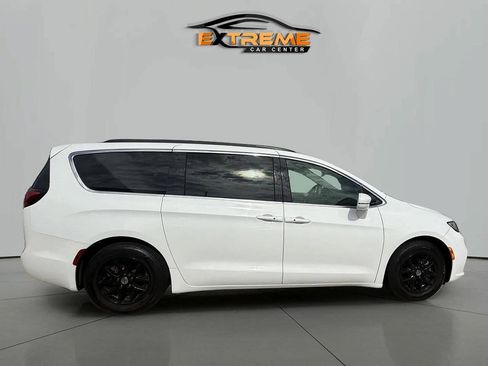 Used 2022 Chrysler Pacifica Touring-L FWD image 7