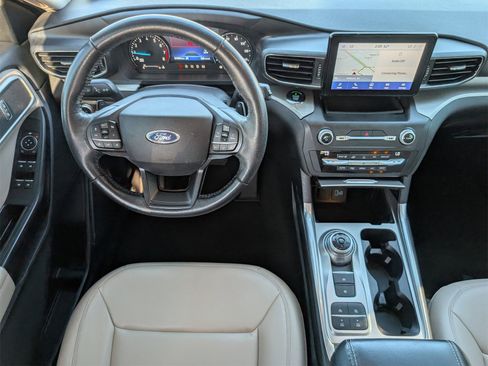 Used 2020 Ford Explorer XLT w/ Equipment Group 202A image 6