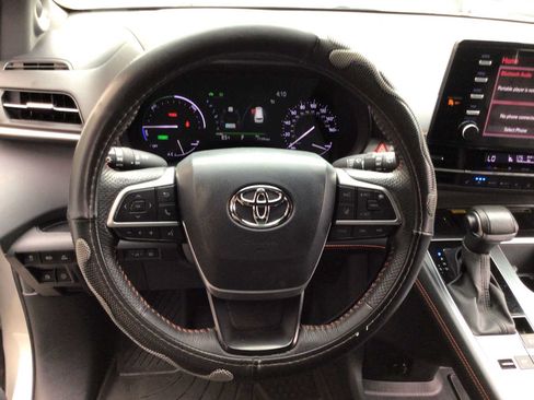Used 2024 Toyota Sienna XSE FWD image 15