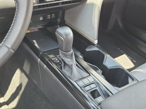 Used 2025 Toyota Camry SE w/ Convenience Package FWD image 21