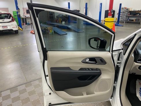 Used 2024 Chrysler Pacifica Touring-L FWD image 11