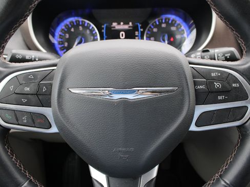 Used 2017 Chrysler Pacifica Touring-L image 29