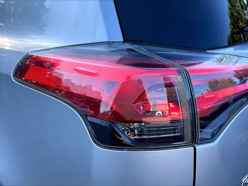 Used 2017 Toyota RAV4 XLE AWD/4WD image 27