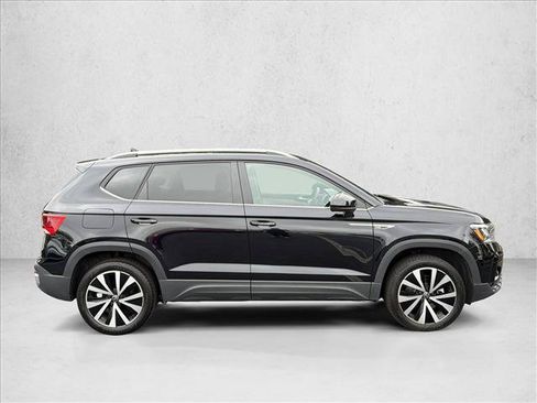 Used 2023 Volkswagen Taos SE FWD image 4