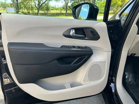 Certified 2024 Chrysler Pacifica Touring-L FWD image 15