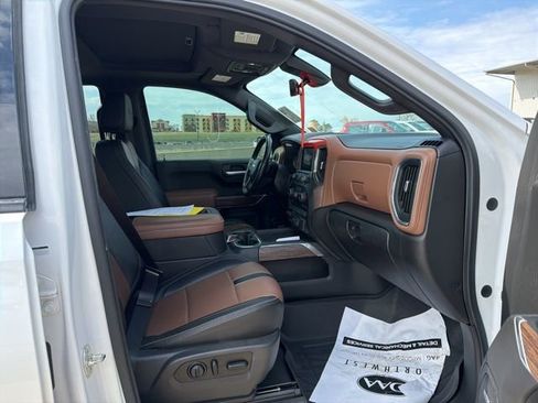 Used 2019 Chevrolet Silverado 1500 High Country w/ Technology Package AWD/4WD image 9