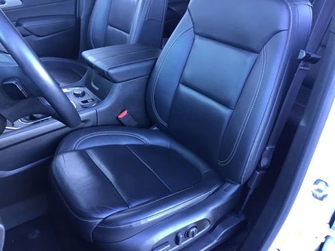 Used 2023 Chevrolet Traverse LT image 8