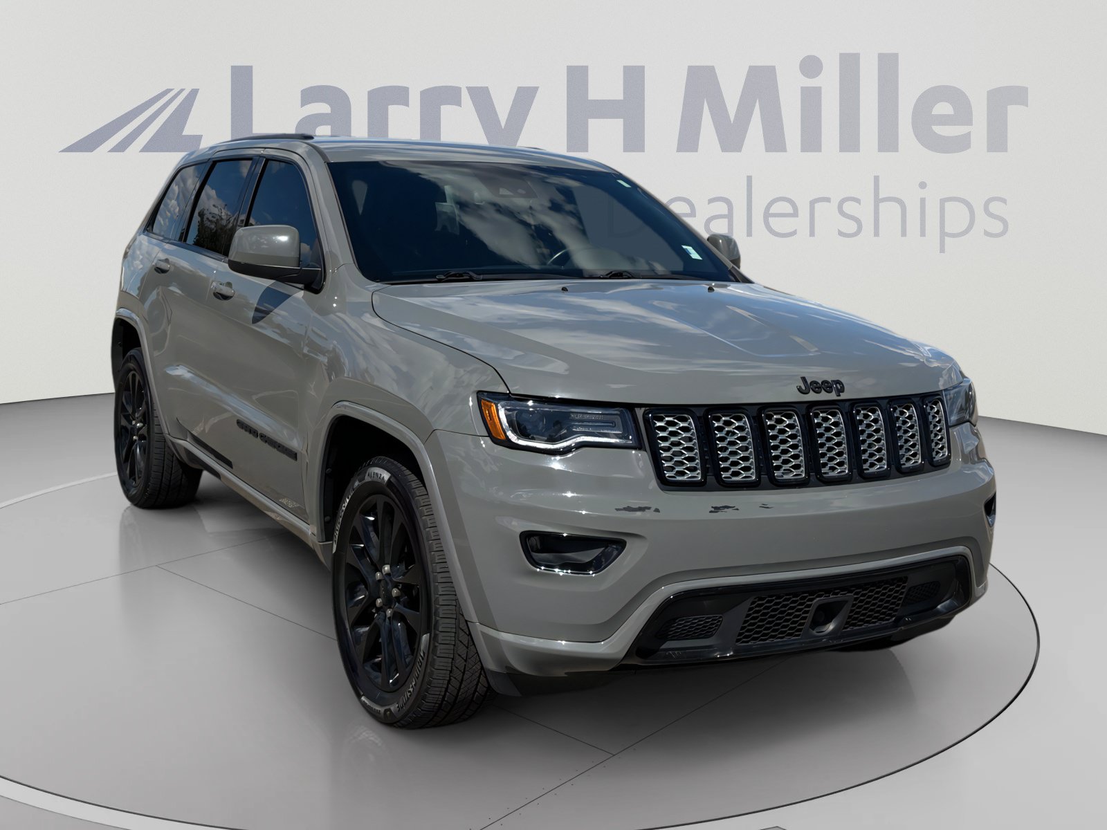 Used 2020 Jeep Grand Cherokee Altitude AWD/4WD image 8
