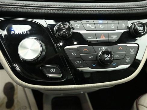 Used 2020 Chrysler Pacifica Limited w/ Advanced Safetytec Group image 18