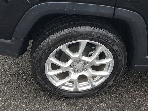 Used 2023 Jeep Compass Latitude image 5